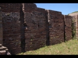 08275 ostia - regio v - insula ii - caseggiato (v,ii,9) - raum (6) - westwand - vertikale entwaesserungskanaele - 06-2024.jpg